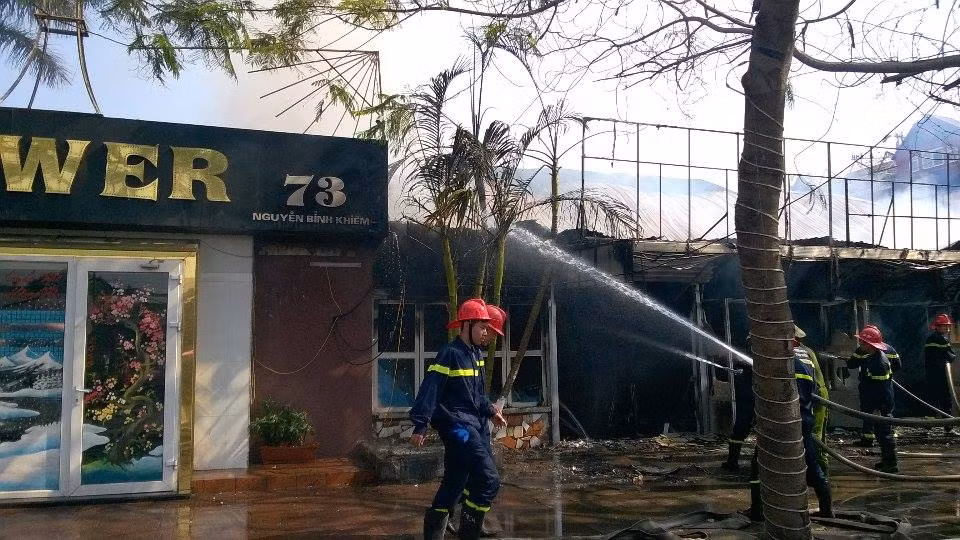 Lửa ngùn ngụt thiêu trụi cả dãy nhà hàng, quán bar Hải Phòng - Hình 8 Lua ngun ngut thieu trui ca day nha hang, quan bar Hai Phong-Hinh-8
