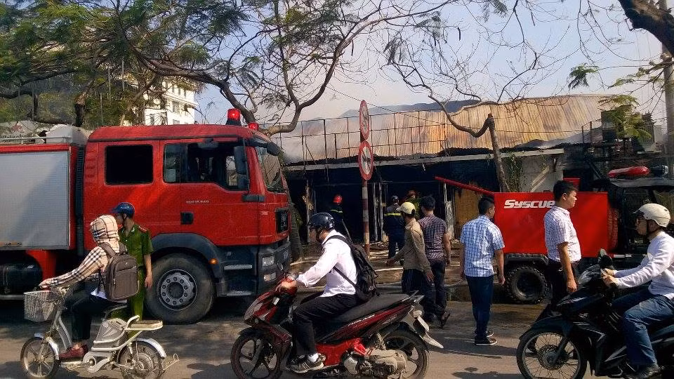 Lửa ngùn ngụt thiêu trụi cả dãy nhà hàng, quán bar Hải Phòng - Hình 3 Lua ngun ngut thieu trui ca day nha hang, quan bar Hai Phong-Hinh-3