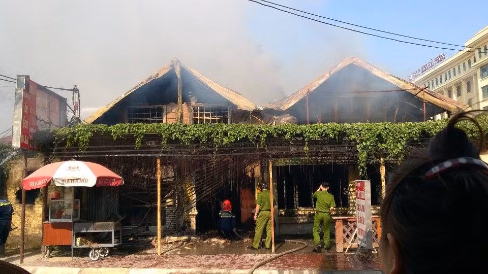 Lửa ngùn ngụt thiêu trụi cả dãy nhà hàng, quán bar Hải Phòng - Hình 10 Lua ngun ngut thieu trui ca day nha hang, quan bar Hai Phong-Hinh-10