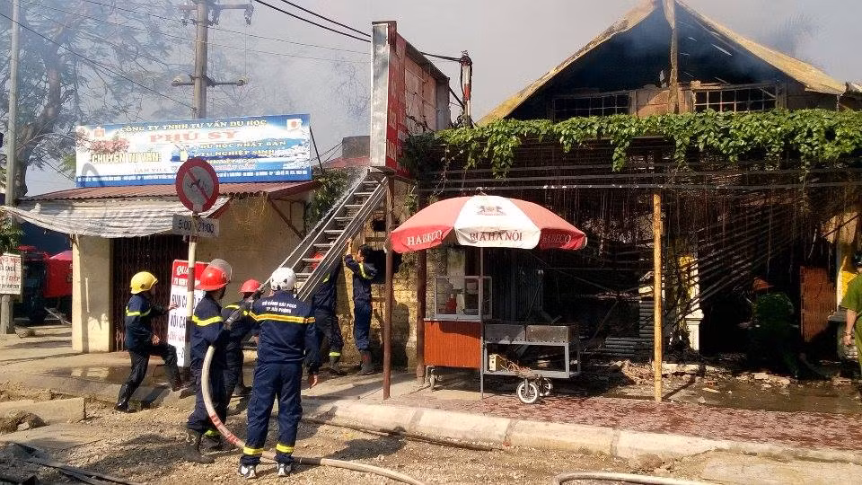 Lửa ngùn ngụt thiêu trụi cả dãy nhà hàng, quán bar Hải Phòng - Hình 9 Lua ngun ngut thieu trui ca day nha hang, quan bar Hai Phong-Hinh-9