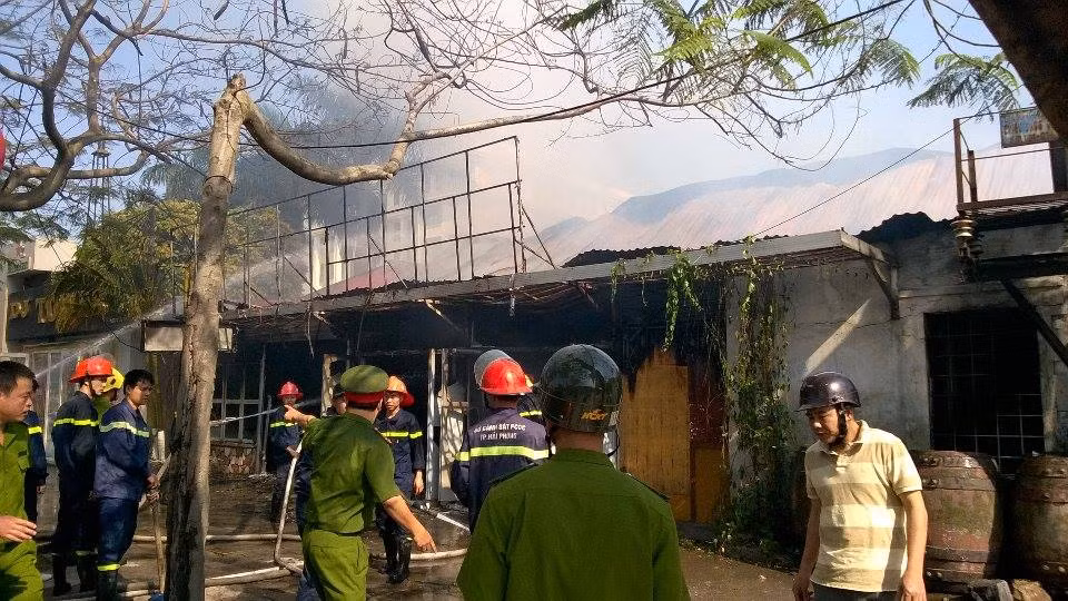 Lửa ngùn ngụt thiêu trụi cả dãy nhà hàng, quán bar Hải Phòng - Hình 6 Lua ngun ngut thieu trui ca day nha hang, quan bar Hai Phong-Hinh-6