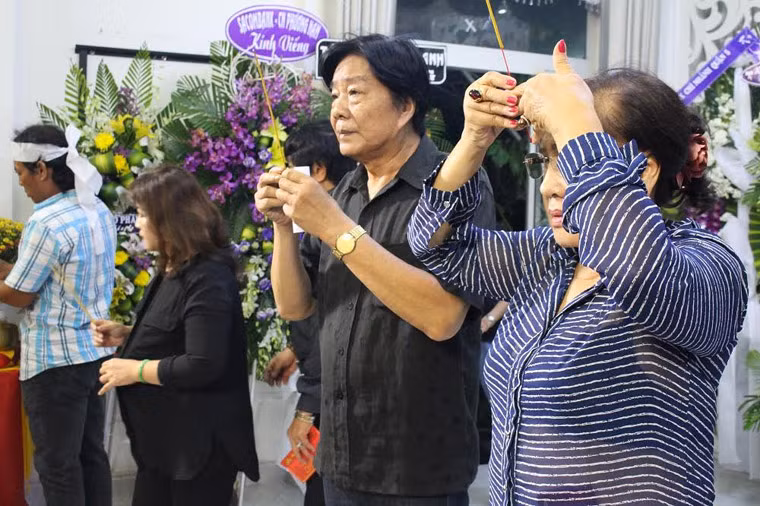 NSND Lệ Thuỷ và NSND Trọng Hữu đến viếng tang người bạn diễn của mình.
