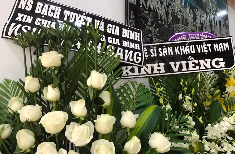 Nhiều lẵng hoa của những đồng nghiệp, cơ quan ban ngành... được gửi đến bày tỏ sự thương tiếc NSƯT Thanh Sang.