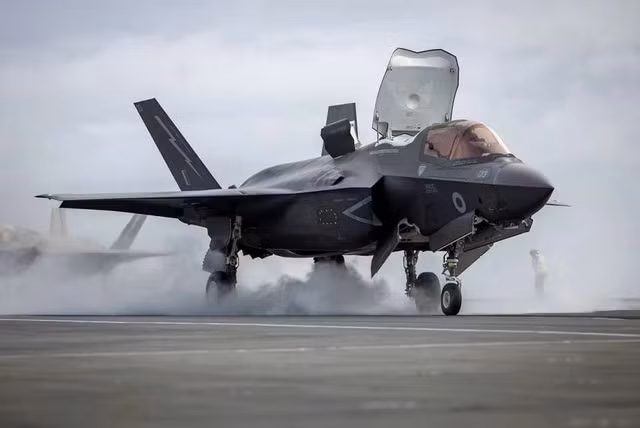 Khi được đưa vào vận hành đầy đủ, Spear sẽ được tích hợp vào đội bay tiêm kích tàng hình F-35B Lightning của Anh, có khả năng mang tối đa tám tên lửa Spear cùng một lúc. Khả năng này sẽ cho phép RAF và Hải quân Hoàng gia thực hiện các nhiệm vụ chống phòng thủ trên không của đối phương và tấn công chính xác từ các căn cứ trên đất liền cũng như tàu sân bay lớp Queen Elizabeth, mở rộng đáng kể phạm vi hoạt động của Vương quốc Anh.