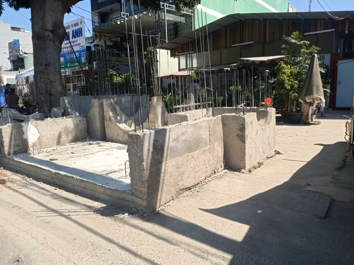 TP. HCM: “Đường Dương Quảng Hàm mở rộng” thi công thiếu an toàn? - Hình 5 TP. HCM: “Duong Duong Quang Ham mo rong” thi cong thieu an toan?-Hinh-5