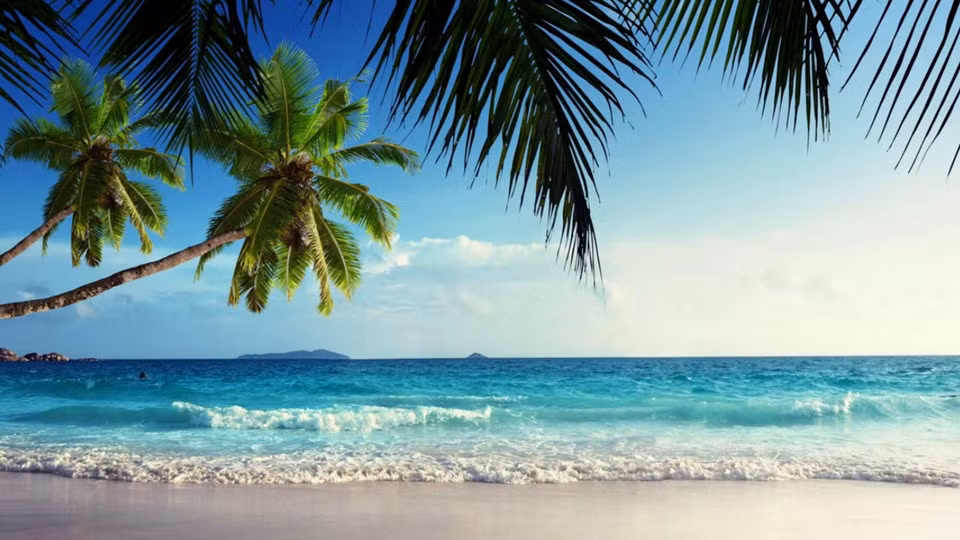 6. Tuvalu: Một quốc gia nhỏ bé nằm ngay giữa Thái Bình Dương được mệnh danh như "thiên đường nơi hạ giới" với cảnh quan hoang sơ và những bãi tắm trong vắt. Tuy nhiên, do vị trí của mình nên Tuvalu thường xuyên hứng chịu thiệt hại từ lốc xoáy và những cơn bão lớn. Ảnh: Tuvalu Tourism.