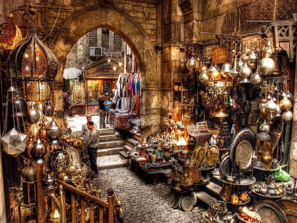 Cairo (Ai Cập): Nằm bên bờ sông Nile, thủ đô của Ai Cập có bề dày lịch sử lâu đời, được mệnh danh là "thành phố nghìn tháp" khi có hơn 1.000 đền thờ Hồi giáo và hơn 1.000 tòa tháp. Thành phố này thuộc hàng lớn nhất và đông dân nhất ở châu Phi. Hàng loạt địa điểm du khách có thể ghé thăm khi đến Cairo như khu chợ Khan-El-Khalili Bazzar, nhà thờ Hồi giáo AI Azhar... Ảnh: Get Your Guide, Osiris Tours.