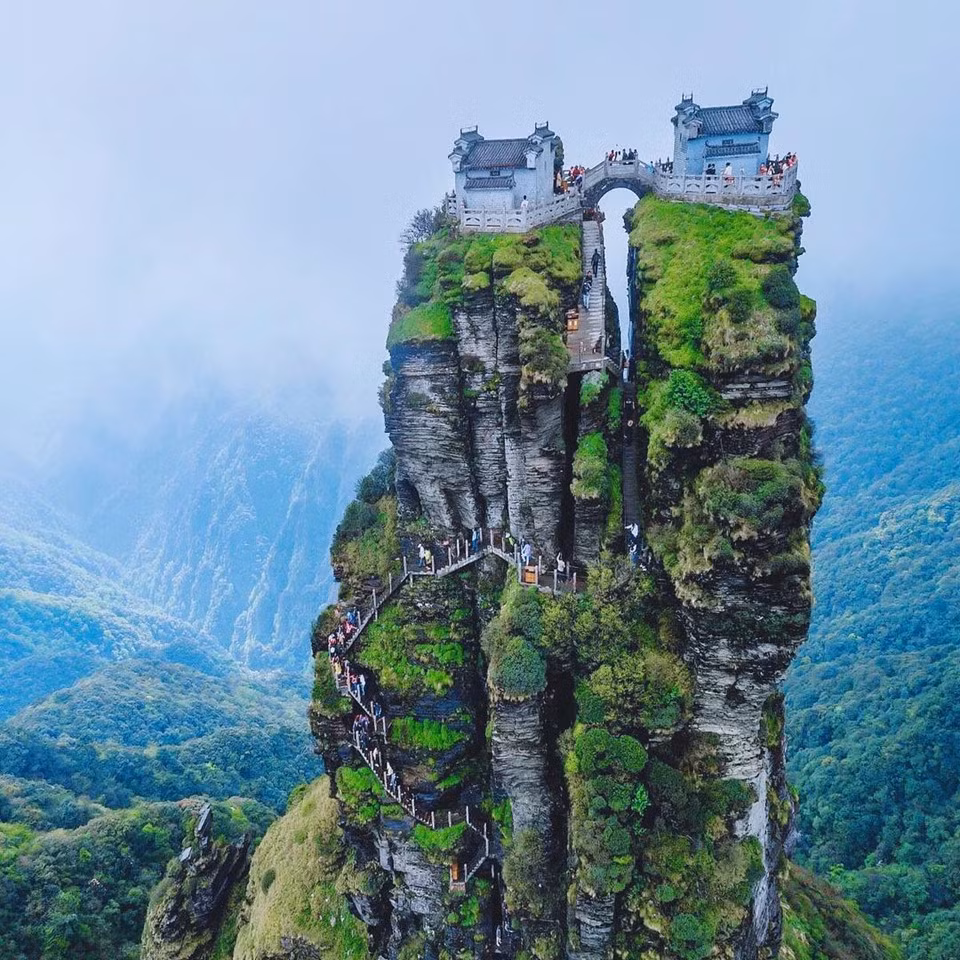 Phạm Tịnh Sơn (Trung Quốc): Cách đây không lâu, ngọn núi này được UNESCO công nhận là Di sản Thế giới. Sở hữu độ cao trải dài từ 500-2.750 m, núi Phạm Tình thuộc dãy Ngũ Lăng, tỉnh Phúc Châu, còn là khu đạo tràng nổi tiếng của các Phật tử. Không những thế, khu vực này còn có hệ thống sinh học đa dạng với nhiều loài động thực vật quý hiếm. Du khách có thể chọn đi bằng cáp treo hoặc leo núi để lên được đây. Ảnh: @zihan96_zhou, @kaleochan.