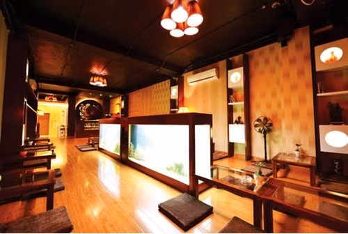 Nội thất của toà nhà trông qua có vẻ đơn giản nhưng cực kỳ tinh tế, sang trọng. Thậm chí, chúng còn được ví ngang với nội thất của những khách sạn hàng đầu tại TP.HCM. Toà nhà đắt đỏ là vậy nhưng nữ ca sĩ chỉ dùng chủ yếu phục vụ cho mục đích kinh doanh.
