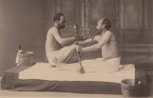 Sau khi hoàn thành quy trình, khách ngồi hút thuốc trong khi nhân viên sẽ giúp khách hàng lau khô người.