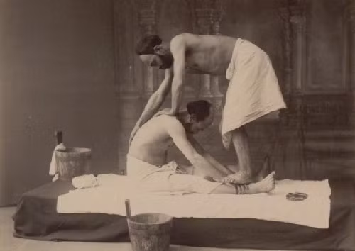 Kỳ lưng cho khách.