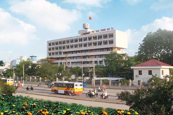 Ảnh chụp màu sơn gốc của trường Đại học Giao thông Vận tải Hà Nội trước khi bị dân mạng chế tác, chỉnh sửa thành màu hồng Hello Kitty. Ảnh trong bài: Facebook/Google Images.
