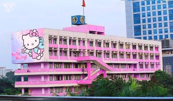 Mới đây, rất nhiều diễn đàn, fanpage của sinh viên Việt Nam đã chia sẻ loạt ảnh chụp trường Đại học Giao thông Vận tải và một số ngôi trường khác ở Hà Nội đổi sang màu sơn hồng và được trang trí bằng hình Hello Kitty vô cùng nổi bật... Hình ảnh và thông tin kèm theo nói về một "cuộc thay đổi táo bạo" đã khiến rất nhiều bạn trẻ, sinh viên, dân mạng trên cả nước tò mò, xôn xao, bán tín bán nghi.