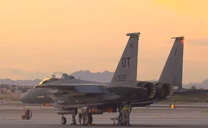 Tiếp theo là F-15 Eagle, tiêm kích này được Mỹ tạo ra từ những năm 1970, nó vốn được thiết kế như một máy bay chiến đấu chiếm ưu thế trên không, hiện vẫn còn đang phục vụ tại nhiều quốc gia trên thế giới.
