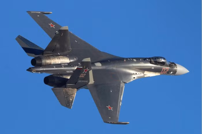 Su-35 được thiết kế để giải quyết các nhiệm vụ chinh phục và duy trì ưu thế trên không, yểm trợ hỏa lực mặt đất trong các cuộc xung đột ở mọi quy mô, cô lập khu vực tác chiến.
