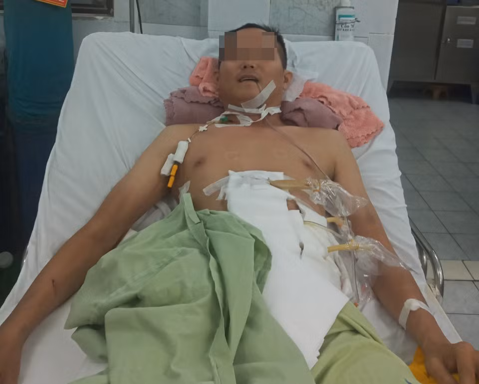 Bệnh nhân nam bị dao đâm xuyên lưng ra ngực bụng, sốc mất máu - Hình 2 Benh nhan nam bi dao dam xuyen lung ra nguc bung, soc mat mau-Hinh-2