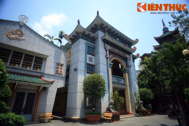 Chùa Ấn Quang toạ lạc tại 243 đường Sư Vạn Hạnh Phường 9, Quận 10, là một trường Phật học có tiếng của Giáo hội Phật giáo Việt Nam ở miền Nam. Chùa được tạo lập năm 1948, là nơi đã chứng kiến nhiều sự kiện quan trọng trong những bước thăng trầm và phát triển của đạo Phật ở miền Nam.