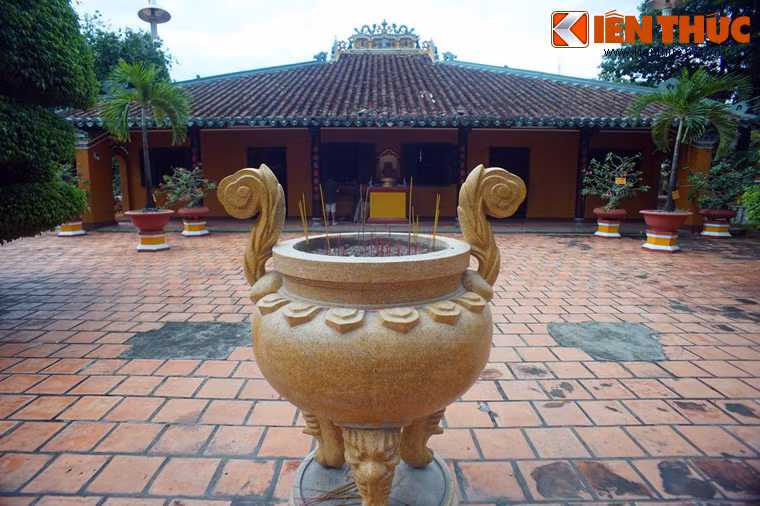 Tọa lạc tại số 565 đường Lạc Long Quân, thuộc phường 10, quận Tân Bình, chùa Giác Lâm có lịch sử hình thành từ năm 1744 là một trong những ngôi chùa cổ nhất của Sài Gòn. Đây chính là tổ đình của phái Thiền Lâm Tế tông ở miền Nam Việt Nam.