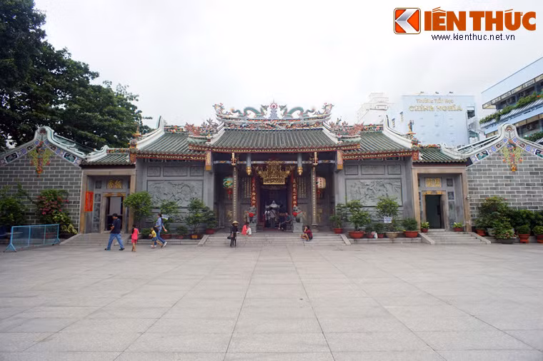 Chùa Ông (còn gọi là miếu Quan Đế hay Nghĩa An Hội Quán) tọa lạc tại số 676 đường Nguyễn Trãi, thuộc phường 11, quận 5, Thành phố Hồ Chí Minh, Việt Nam là một ngôi chùa Hoa đáng chú ý khác ở Chợ Lớn. Đây không chỉ là nơi chiêm bái của người Hoa gốc Triều Châu ở vùng Sài Gòn mà còn là một công trình có giá trị về kiến trúc và nghệ thuật ở nửa cuối thế kỷ 19 - đầu thế kỷ 20.