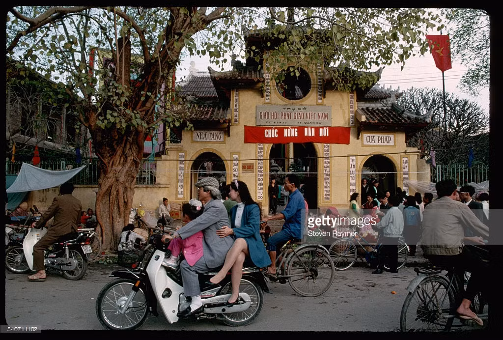 Cảnh nhộn nhịp ở chùa Quán sứ ngày đầu năm mới Giáp Tuất.