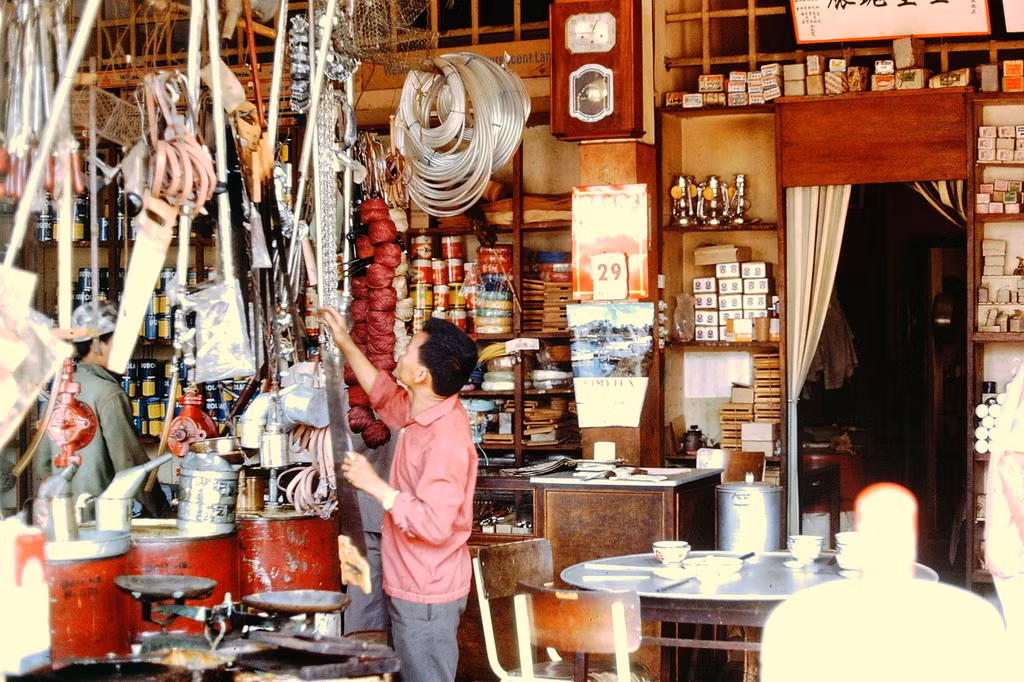 Bên trong một cửa hàng bán dụng cụ ở Vũng Tàu.