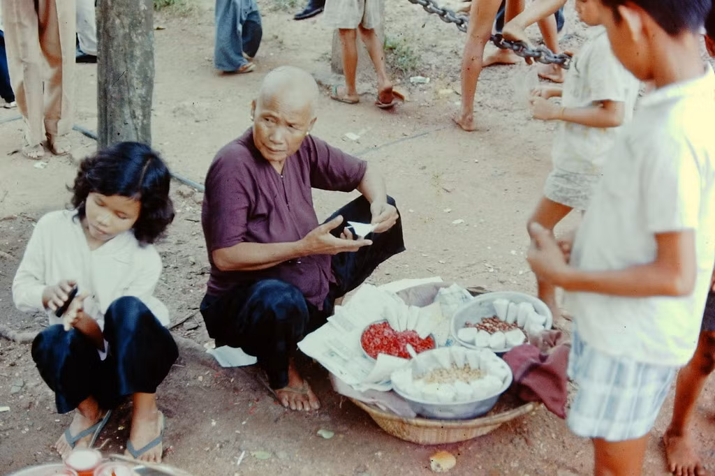 Cụ bà bán đậu phộng.
