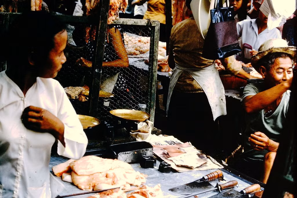 Các quầy bán thịt.