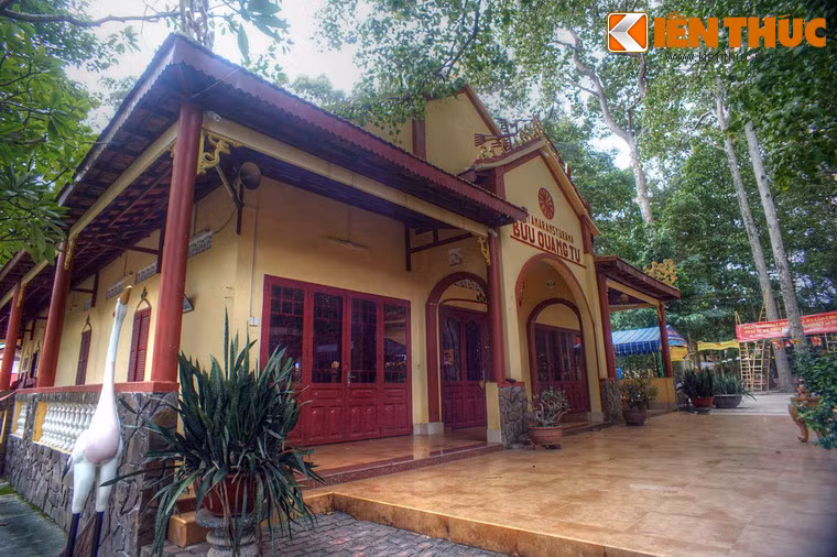 Ban đầu, chùa chỉ xây tạm ngôi chánh điện thờ Phật và một số thất nhỏ để chư tăng cư ngụ. Đến năm 1940, cụ Nguyễn Văn Hiểu đã dùng số tiền bán căn nhà riêng của mình để xây lại chùa và tăng xá.