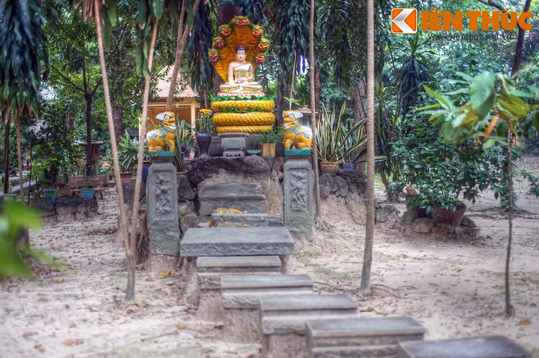 Rải rác trong vườn chùa là các tiểu cảnh mang đậm nét Phật giáo Nam Tông, bài trí hài hòa với khung cảnh thiên nhiên.