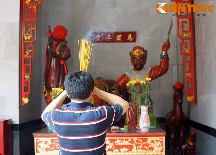 Trong tín ngưỡng của người Hoa, Quan Công còn được mệnh danh là Quan Thánh đế quân, là một đối tượng thờ phụng quan trọng. Những đền, chùa thờ Quan Công thường sẽ có một gian thờ dành riêng cho ngựa Xích Thố. Hội quán Nghĩa An là một nơi thờ phụng như vậy.