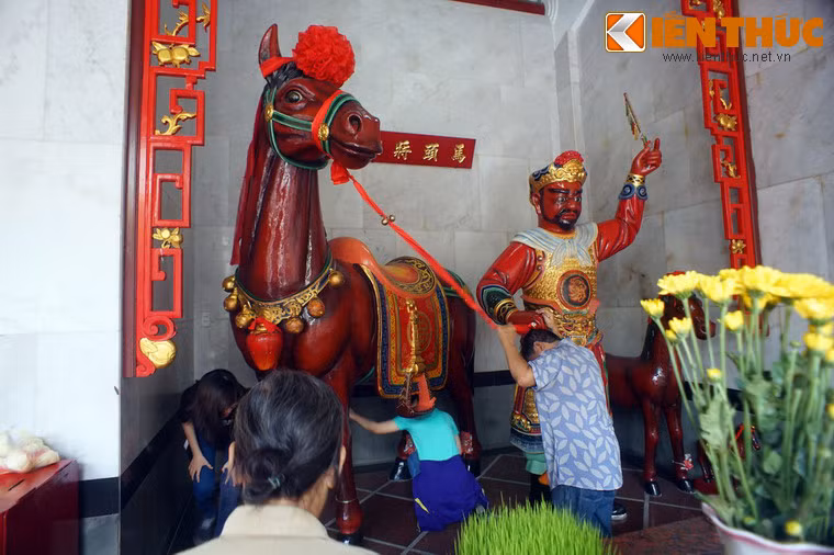 3. Tọa lạc tại số 676 đường Nguyễn Trãi, quận 5, TP HCM, Hội quán Nghĩa An là nơi có bức tượng ngựa Xích Thố đẹp bậc nhất Chợ Lớn. Đây là một con ngựa nổi tiếng trong tác phẩm Tam Quốc, gắn với chiến tích qua năm cửa ải chém sáu tướng của Quan Công (Quan Vũ).
