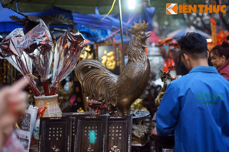 Những bức tượng gà ngoại cỡ được hét giá đến cả chục triệu đồng.
