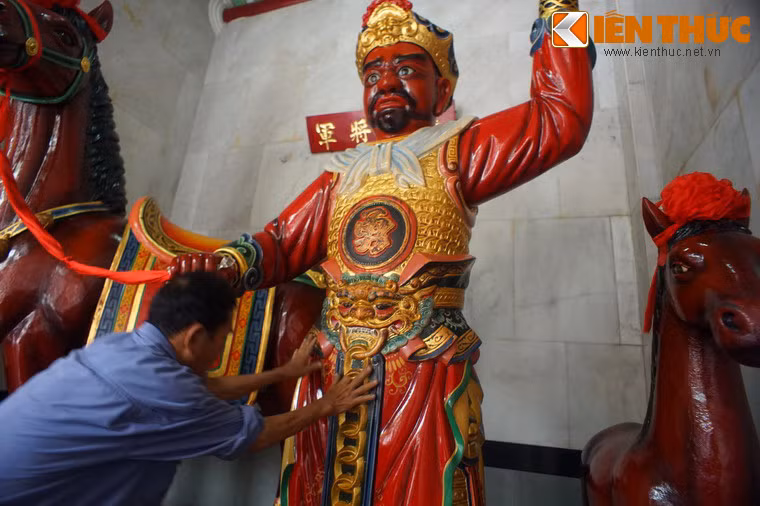 Không chỉ ngựa Xích Thố, nhiều người còn sờ vào tượng Mã Đầu tướng quân để cầu may.