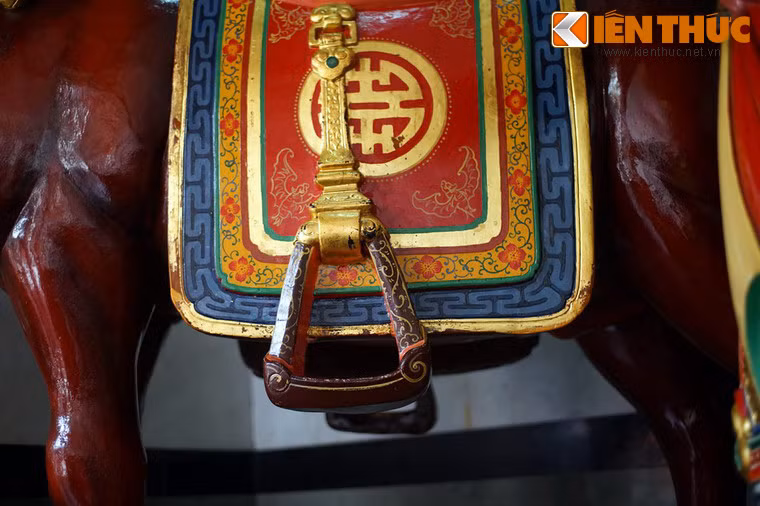 Tượng được tạo hình rất sinh động, khỏe khoắn và tỉ mỉ đến từng chi tiết nhỏ nhất.