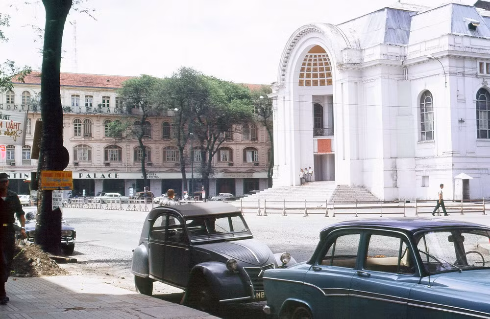 Nhà Quốc hội và khách sạn Continental Palace kế bên.