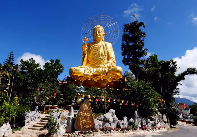 Thiền viện Vạn Hạnh tọa lạc tại địa số 39 Đường Phù Đổng Thiên Vương, phường 8, thành phố Đà Lạt vừa là trung tâm tu học thu hút tăng ni khắp nơi, vừa là điểm tham quan hấp dẫn của thành phố Đà Lạt. Điểm nhấn của thiền viện này là bức tượng "Phật Thích Ca niêm hoa vi tiếu" cao 24m.