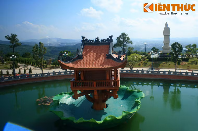 Không chỉ là ngôi chùa có chính điện lớn nhất Việt Nam, chùa Ba Vàng còn mang nhiều nét kiến trúc độc đáo, trong đó có một phiên bản chùa Một Cột nằm ở chính giữa hồ bán nguyệt, phía trước cổng tam quan.