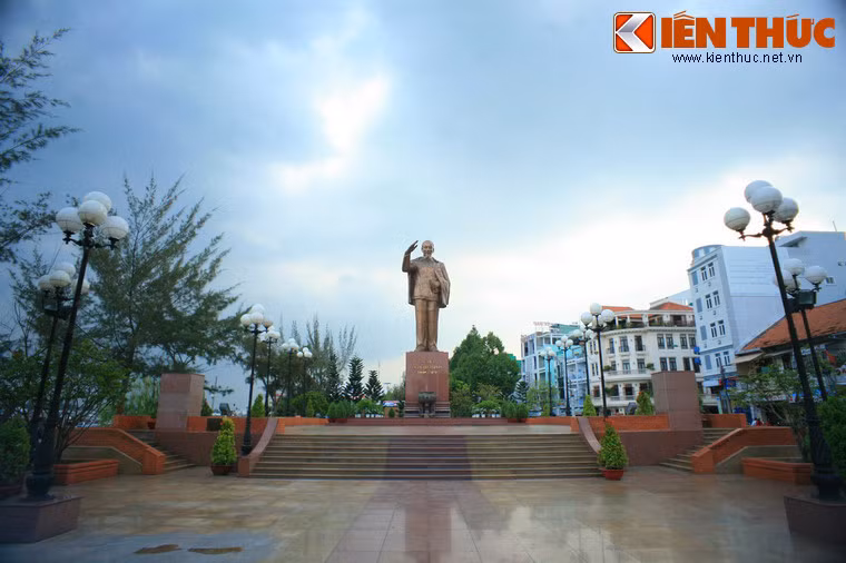 Nằm bên bờ sông Hậu, bến Ninh Kiều là địa danh du lịch, văn hóa hình thành từ thế kỷ 19 ở Cần Thơ. Ngày nay, nơi này đã được quy hoạch thành một công viên lớn với phong cảnh sông nước hữu tình. Mỗi dịp Tết đến, bến Ninh Kiều lại khoác lên mình một diện mạo rực rỡ khi khu chợ hoa Tết họp dọc theo bến này.