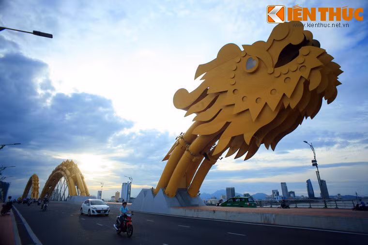 Bắc qua sông Hàn, Cầu Rồng là một công trình kiến trúc độc đáo thu hút nhiều khách tham quan ở Đà Nẵng. Cầu được thiết kế và xây dựng với hình dạng của một con rồng có khả năng phun lửa và phun nước như thật. Thời gian phun lửa và phun nước của rồng bắt đầu vào lúc 21h các ngày Thứ Bảy, Chủ nhật hàng tuần và các ngày lễ lớn.