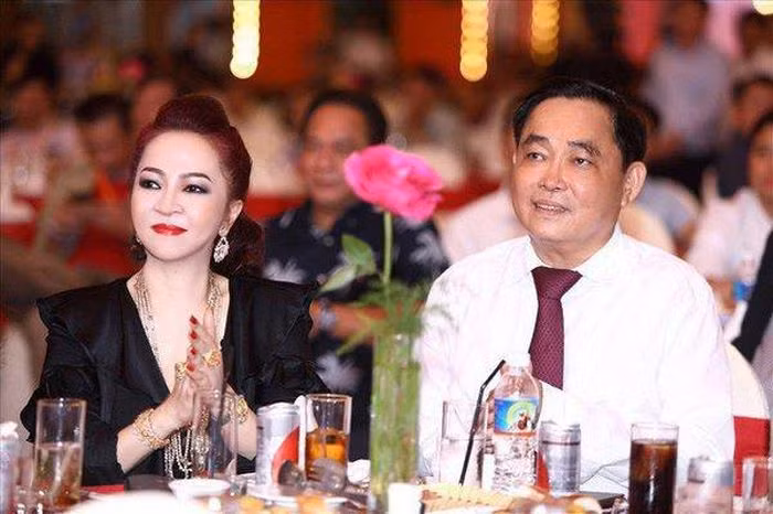 Ngoai Dai Nam vo chong ong Dung “lo voi” ba Phuong Hang con so huu cty nao?