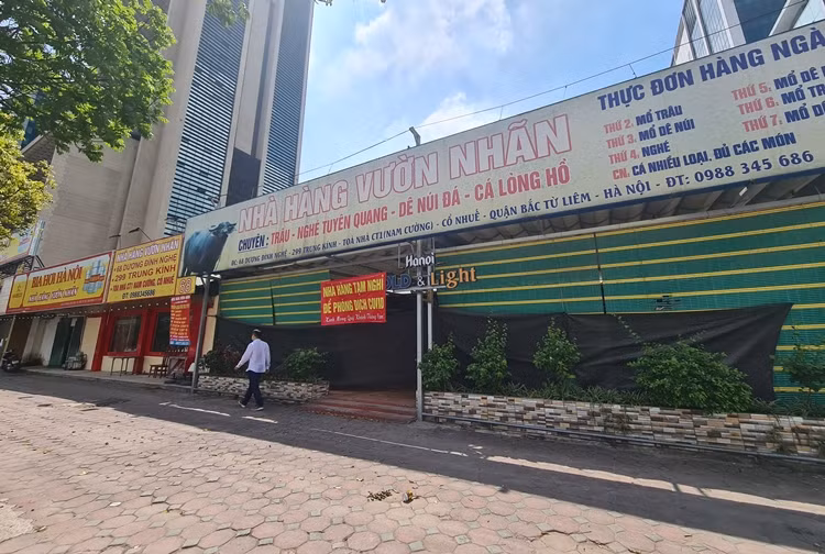 Hàng loạt nhà hàng, quán bia trên đường Dương Đình Nghệ cũng đóng cửa cài then, treo biển tạm nghỉ để phòng dịch COVID-19.