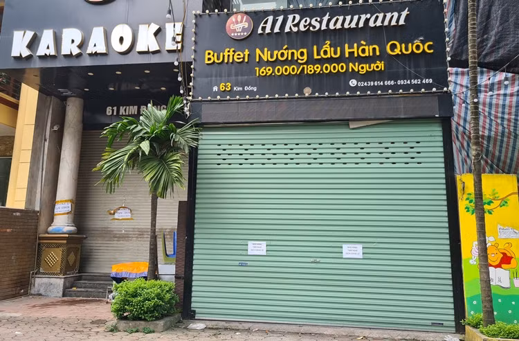 Trước diễn biến phức tạp của dịch COVID-19, nhiều nhà hàng, quán cà phê trên địa bàn TP Hà Nội đã tạm thời đóng cửa dừng hoạt động. (Ảnh chụp trên phố Kim Đồng).