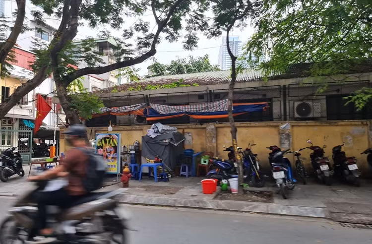 Một vài quán nước vỉa hè dù hoạt động nhưng không có khách.