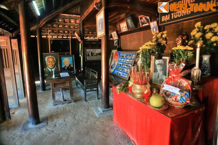 Đó là những món đồ nội thất như bộ bàn ghế, tấm phản gỗ... rất mộc mạc, giản dị, có thể bắt gặp ở bất cứ ngôi nhà nào ở vùng nông thôn miền Trung nói chung và vùng Lệ Thủy, Quảng Bình nói riêng.