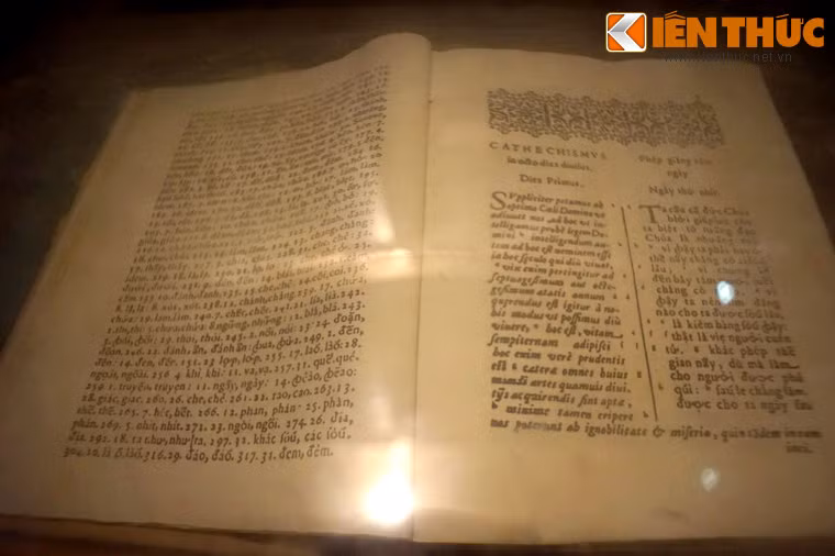 Đó là cuốn “Phép giảng tám ngày” của Linh mục Alexandre de Rhodes, in tại Roma năm 1651. Tên Latinh đầy đủ của sách là "Cathechismvs pro ijs, qui volunt suscipere baptismvm in octo dies diuisus" (Phép giảng tám ngày cho kẻ muốn chịu phép rửa tội, mà vào đạo thánh Đức Chúa Trời).