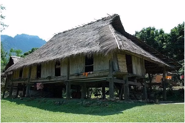 Người Mường có cách thể hiện tín ngưỡng phồn thực bằng cách gắn vật tượng trưng cho sinh thực khí nam và nữ lên thân một cây cột ở gian trong cùng của ngôi nhà sàn. Hình tượng sinh thực khí nam là một đoạn gốc tre để nguyên củ, rễ gắn vào cột rồi úp vào đầu đoạn tre một chiếc giỏ tượng trưng cho sinh thực khí nữ. Hình tượng này thể hiện âm dương giao hòa, làm cho vạn vật sinh sôi, sinh đẻ có trai, có gái, con người khỏe mạnh, cuộc sống đủ đầy. 