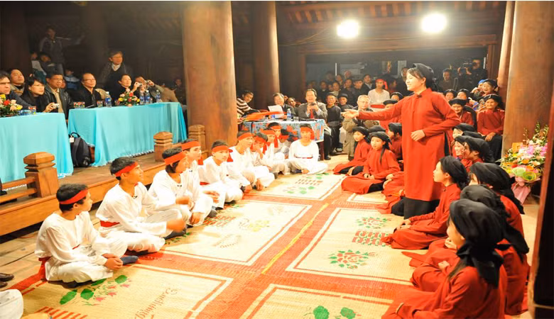 Hát xoan ở Phú Thọ cũng chứa đựng một phần của văn hóa phồn thực thông qua quả cách (bài diễn xướng) cuối cùng là “cài hoa - mó cá”. Đây là hai tiết mục biểu hiện tín ngưỡng phồn thực với cầu mong cho sự sinh sôi nảy nở, mùa màng cùng vật nuôi, cả con người sẽ sinh sôi, phát triển. 