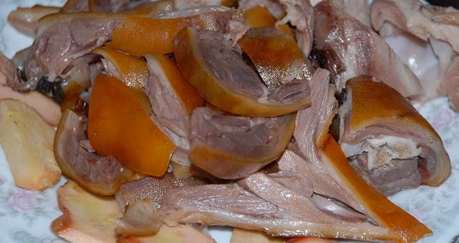 Nguy cơ đáng sợ nhất khi ăn thịt chó đầu tiên phải kể đến chính là khả năng lây nhiễm sán dải chó và ấu trùng sán dãi chó do ăn thịt cho nhiễm bệnh, thịt chó sống. Đây là một bệnh cực kỳ đáng sợ.