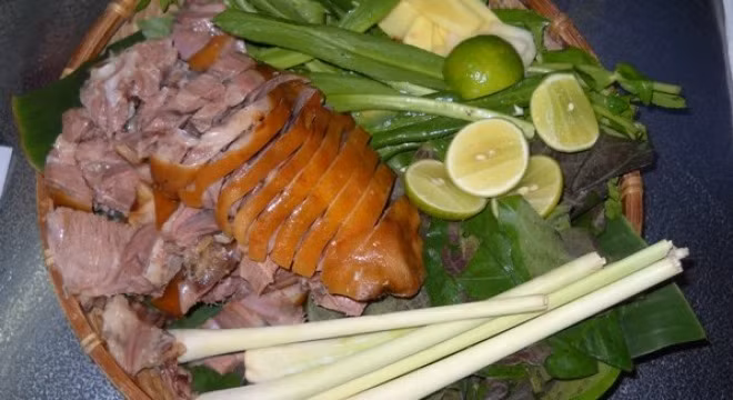 Thường xuyên ăn thịt chó trong thời gian dài, cơ thể khó tiêu hóa, thận, gan làm việc không đáp ứng được nên dễ mắc các bệnh về gan như xơ gan hay suy thận, gout. Nguồn ảnh: VTC, Tin mới, Sống khỏe.