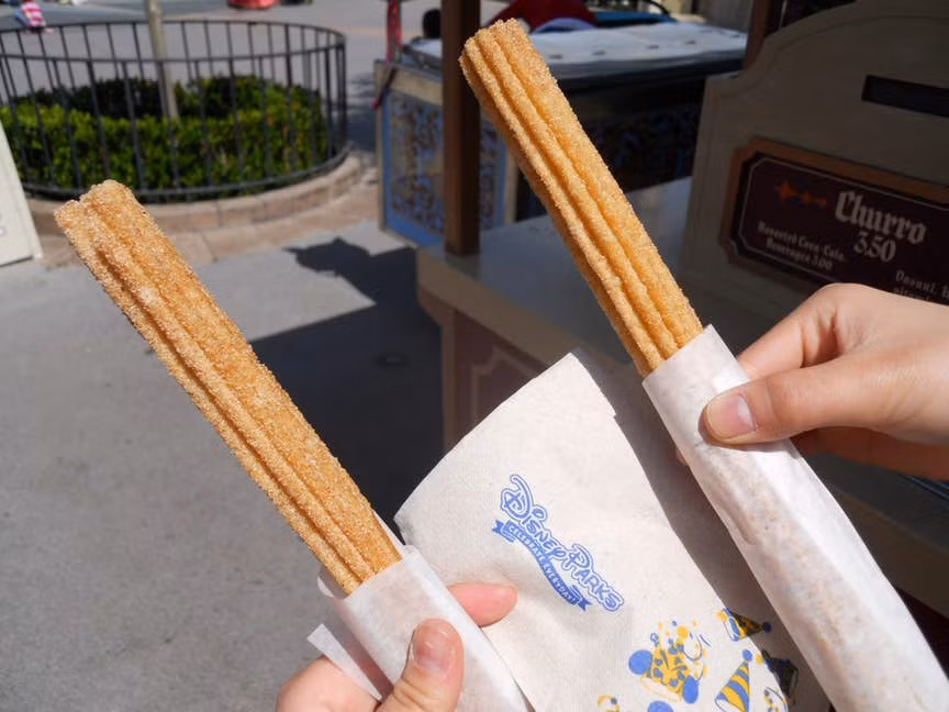 Bánh quế que lại là món tráng miệng được trẻ em rất yêu thích ở Disneyland.